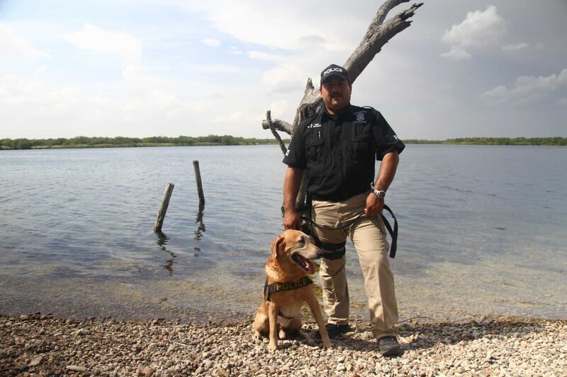 Mission, TX: Officer Roque Vela and his K9 partner, Officer Tiko. – Bild: National Geographic /​ NGT