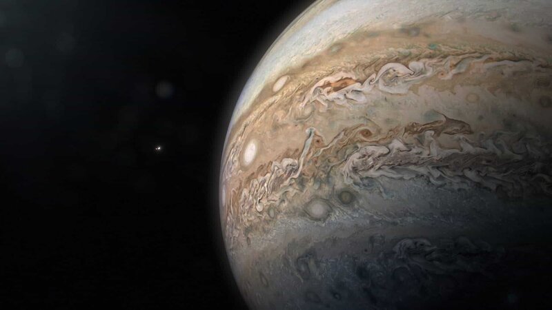 Neun Raumfahrzeuge haben den Jupiter bisher besucht. Sieben von ihnen sind direkt an ihm vorbeigeflogen, zwei sind geblieben, um ihn zu erforschen. Galileo hat acht Jahre am Jupiter verbracht, und die Juno-Mission der NASA ist heute noch dort. – Bild: ZDF und NASA/​JPL-Caltech/​SwRI/​MSSS/​Kevin M. Gill./​NASA/​JPL-Caltech/​SwRI/​MSSS/​Kevin