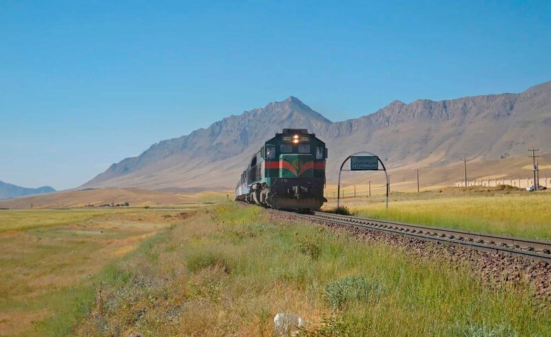 2.217 Meter – der höchste Punkt des iranischen Eisenbahnnetzes zwischen Dorud und Arak. – Bild: SWR/​Alexander Schweitzer