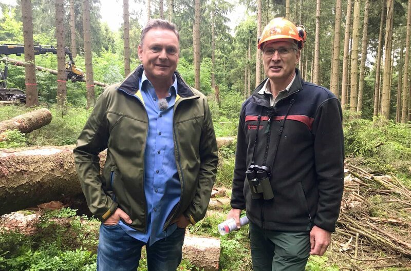 Förster Michael Rudolph (re.) und Axel Bulthaupt bei ihrer Tour durch den Nationalpark Harz. Michael Rudolph beschäftigt sich seit 30 Jahren mit dem Thema Waldumbau. – Bild: MDR