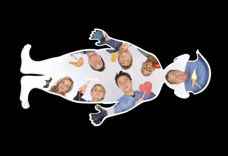 Die Serie dreht sich um Lucy Bennett, eine junge Medizinstudentin an der Winston University. Im Mittelpunkt stehen die üblichen Schwierigkeiten, mit denen Medizinstudenten konfrontiert werden, vor allem das Verhältnis zu dem Lehrpersonal – J.D. gemeinsam mit Turk und Dr. Cox, der in alter Manier jedem, der ihm über den Weg läuft, das Leben schwer macht. Neben Lucy sind es vor allem der narzisstische Aufreißer Cole Aaronson und Drew Suffin, welcher bereits einmal eine Arztausbildung begann. – Bild: Touchstone Television Lizenzbild frei