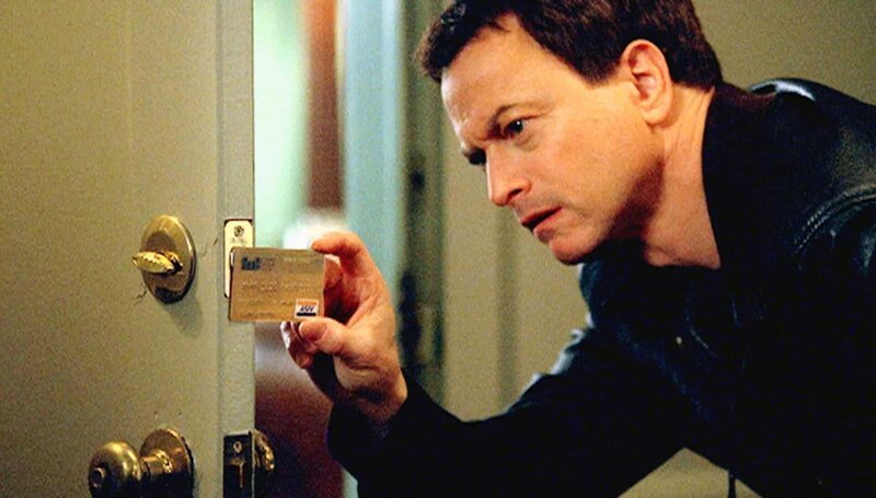 Detective Mac Taylor (Gary Sinise) untersucht die Tür der Wohnung, in der die Tote gefunden wurde. Hat sich die Frau mit einer Kreditkarte Zugang verschafft? – Bild: VOX