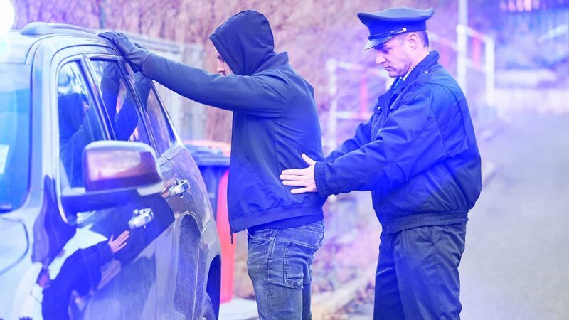 policeman and the suspect – Bild: shutterstock