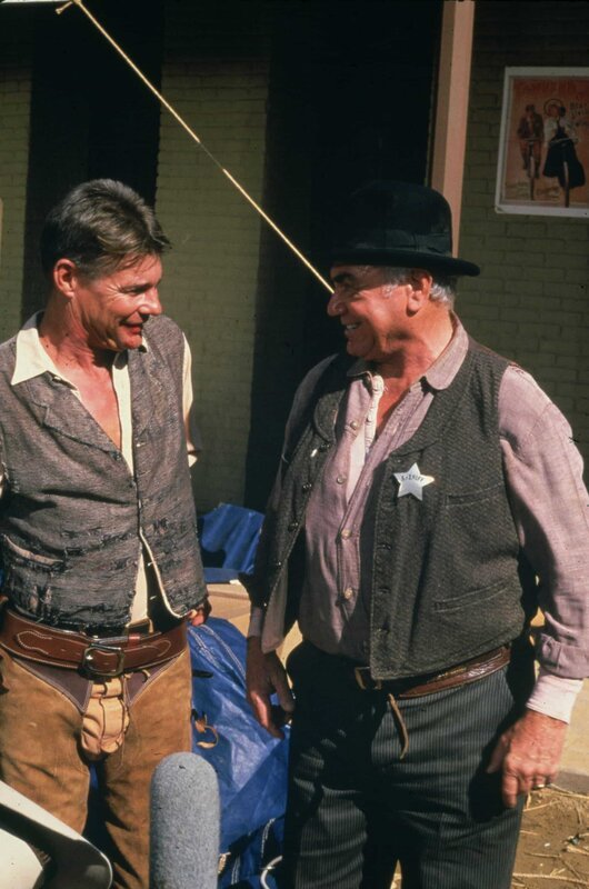 on the right: Dominic Santini (Ernest Borgnine) – Bild: 1986 Universal City Studios, Inc. All Rights Reserved. Lizenzbild frei