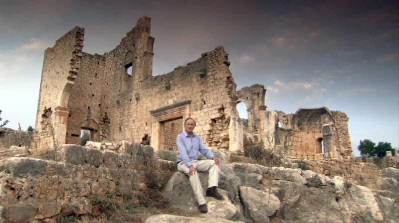 Robin Lane Fox in Kanlidivane, die Türkei. Neben diesen Ruinen glaubten die alten Griechen, dass ihr herrschender Gott Zeus gegen das Monster Typhon kämpfte. – Bild: phoenix/​ZDF/​BBC