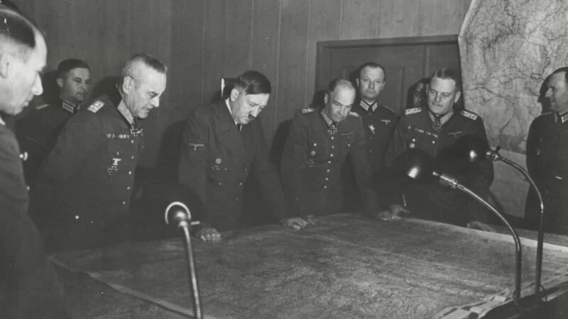 1944 ist der Krieg für Deutschland nicht mehr zu gewinnen. Doch Hitler lässt weiterkämpfen. – Bild: ZDF und Heinrich Hoffmann./​Heinrich Hoffmann