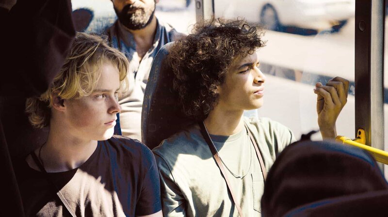 Endlich: Nach dem Abitur geht es für Janik (Emil von Schönfels, links) und Samuel (Mekys Mulugeta) auf die lang geplante Reise nach Istanbul. – Bild: SWR/Flare Film Endlich: Nach dem Abitur geht es für Janik (Emil von Schönfels, links) und Samuel (Mekys Mulugeta) auf die lang geplante Reise nach Istanbul. – Bild: SWR/Flare Film