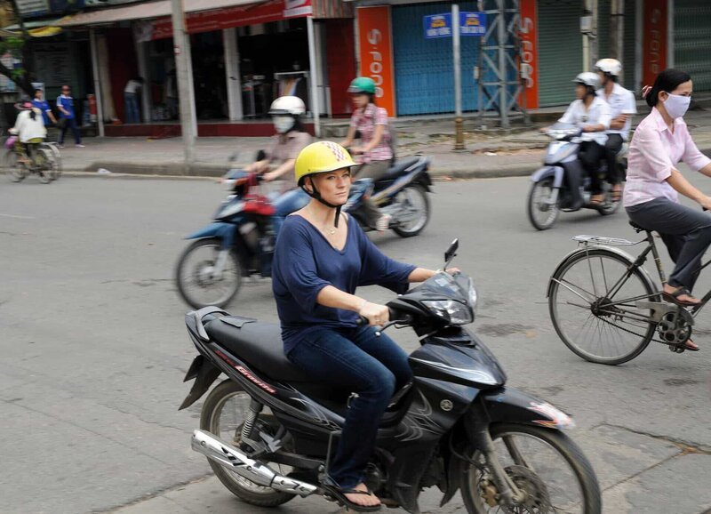 xxxOUTxxx SF unterwegs – Vietnam Folge 12 Moderatorin Andrea Jansen (v.) in Vietnam – Bild: SRF
