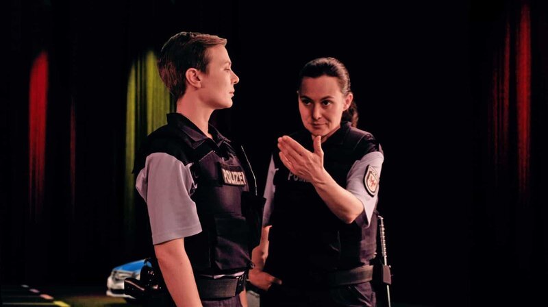 Zwei Polizeibeamtinnen (v. li.: Anne Hoffmann, Idil Üner) treffen am Tatort ein und bitten alle Beteiligten um ihre Aussagen. – Bild: MDR/Katharine Sultan Zwei Polizeibeamtinnen (v. li.: Anne Hoffmann, Idil Üner) treffen am Tatort ein und bitten alle Beteiligten um ihre Aussagen. – Bild: MDR/Katharine Sultan