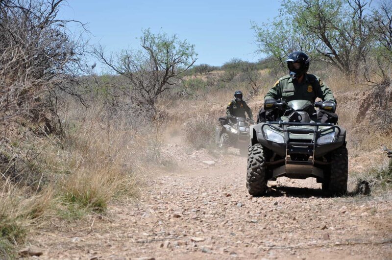 Nogales, Arizona, USA: Border Patrol agents on ATVs through the rugged terrain. (Photo credit: © NGTV) – Bild: National Geographic
