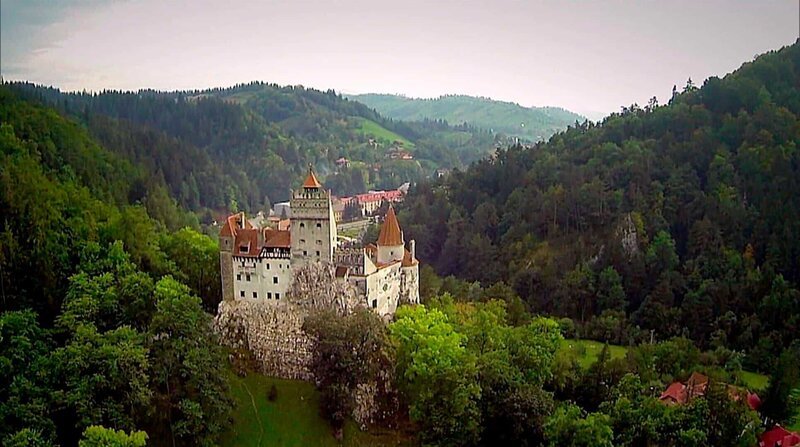 Transsilvanien ist eine Gegend voller Mythen und Sagen. Bram Stoker setzte dem grausamen Fürsten Vlad III. Drăculeae, bekannt als Vlad, der Pfähler, mit seinen Dracula-Romanen ein Denkmal. Dessen Schloss im Städtchen Bran wurde so zum Pilgerort für Vampir-Fans aus aller Welt. – Bild: BR/​WDR