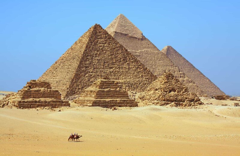 Die Pyramiden in Ägypten – Bild: PLURIMEDIA (Shutterstock)