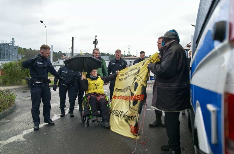 Unangemeldet protestiert Cécile in Lingen gegen eine Brennelementfabrik. – Bild: Norbert Lübbers /​ Unangemeldet protestiert Cécile in Lingen gegen eine Brennelementfabrik.