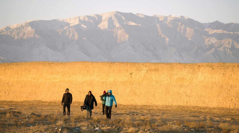 Die Mauer als Erdwall in der Provinz Gansu. – Bild: BR/​NDR/​Mathias Magg
