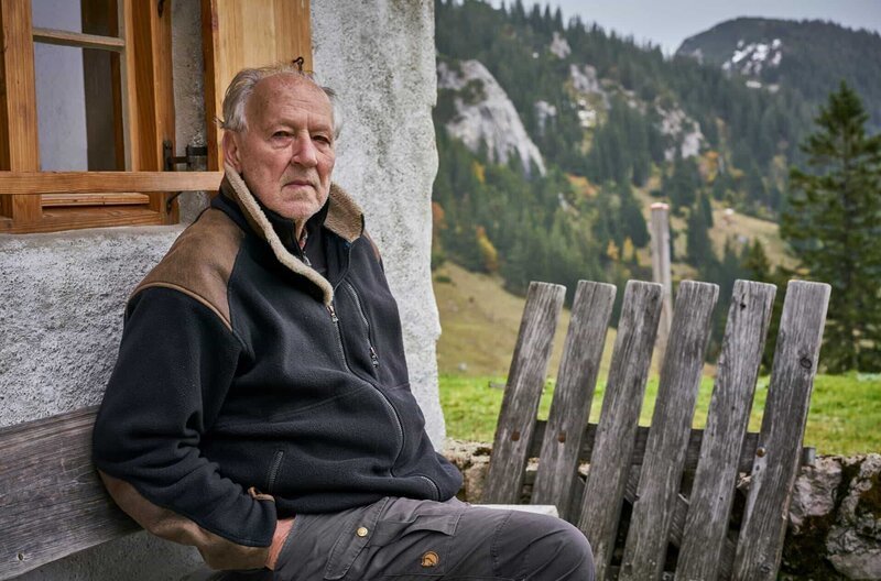 Werner Herzog besucht das oberbayerische Dorf Sachrang unweit der Grenze zu Österreich, wo er bis zu seinem elften Lebensjahr lebte. – Bild: Henning Bruemmer /​ © Henning Bruemmer