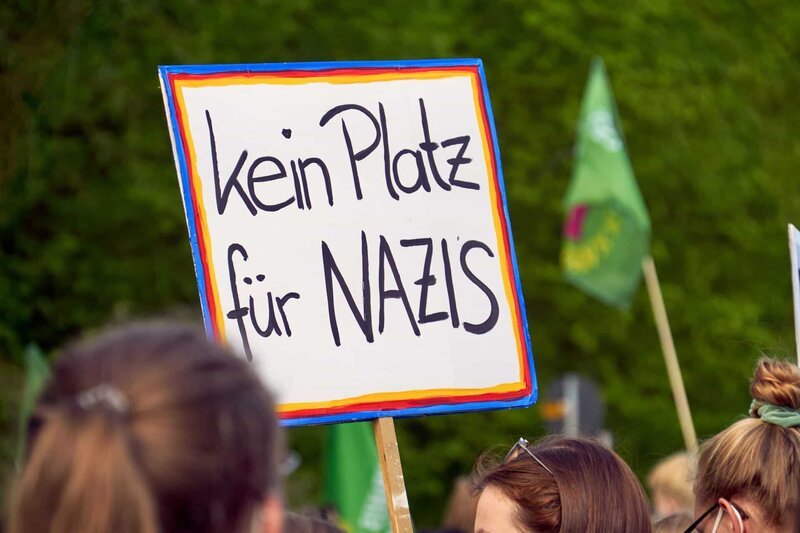 Poster with German inscription: No place for Nazis, as a sign that braunschweig does not want right-wingers – Bild: Shutterstock /​ Shutterstock /​ Copyright (c) 2021 geogif/​Shutterstock. No use without permission.