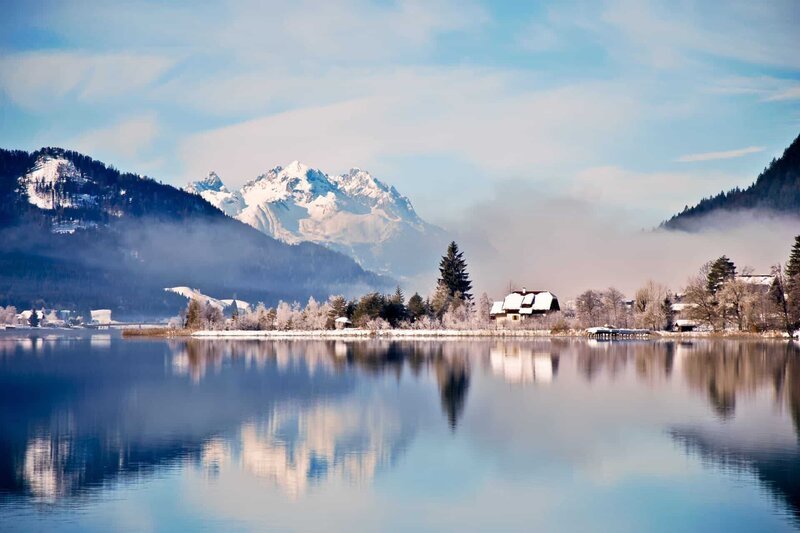 See Weissensee in den österreichischen Alpen im Winter mit malerischer Reflexion – Bild: Shutterstock /​ Vilant