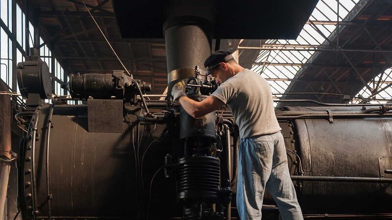 Eisenbahnmuseum Heizhaus Strasshof, Wartung der Lok. – Bild: Bergblick