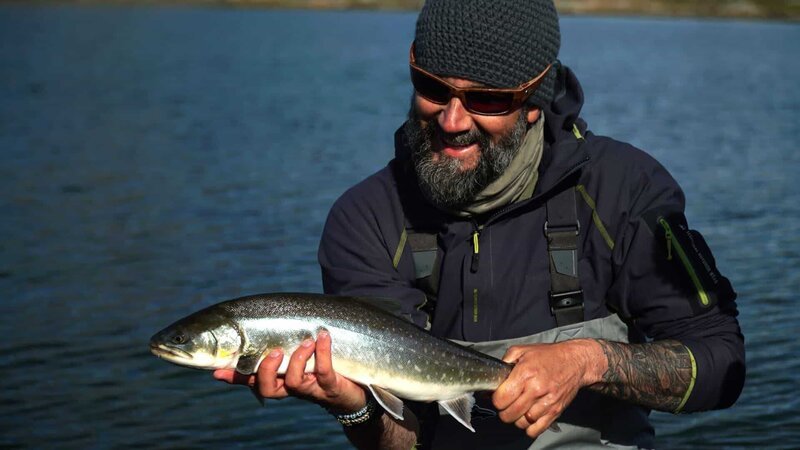 Thad Robison holds an Arctic Char in Greenland. – Bild: Animal Planet /​ Photobank 36363_ep103_005 /​ Discovery Communications, LLC
