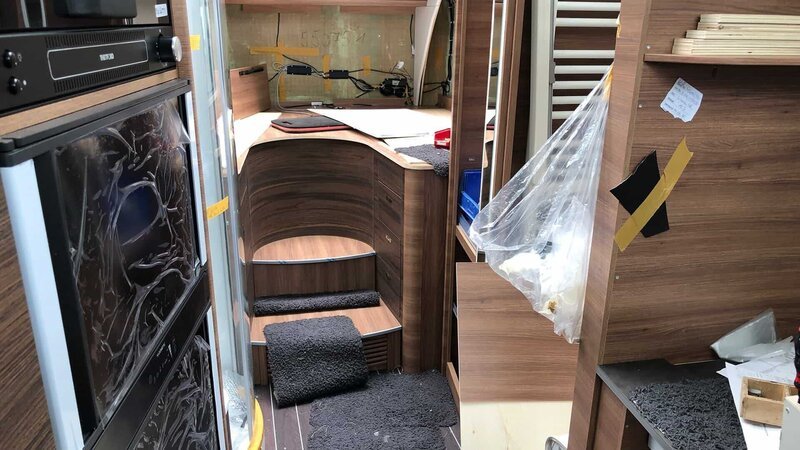 Mit CNC-gesteuerten Maschinen werden die Teile für die Innenausstattung des Campers millimetergenau gefräst. – Bild: N24 Doku Mit CNC-gesteuerten Maschinen werden die Teile für die Innenausstattung des Campers millimetergenau gefräst. – Bild: N24 Doku