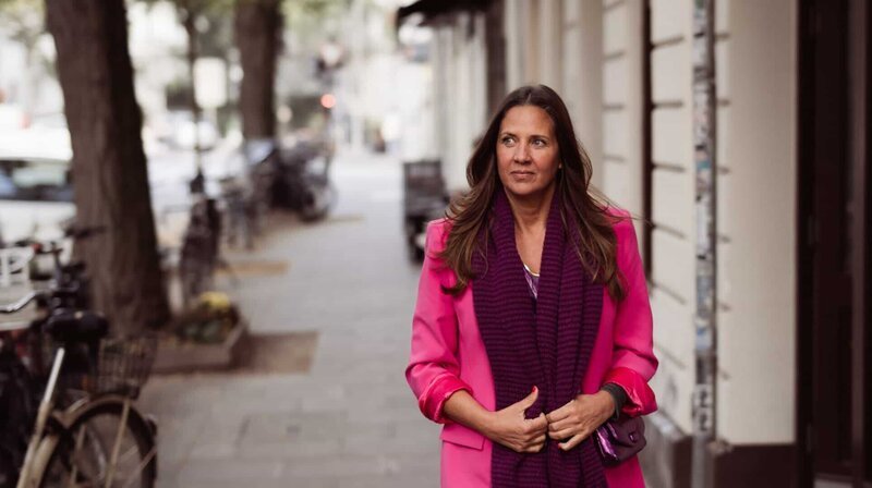 Dana Schweiger, Unternehmerin, vierfache Mutter, Model, Ex-Frau von Til: zuhause in Hamburg und Malibu/​ Kalifornien. – Bild: phoenix/​ZDF/​Lars Ahnfeldt