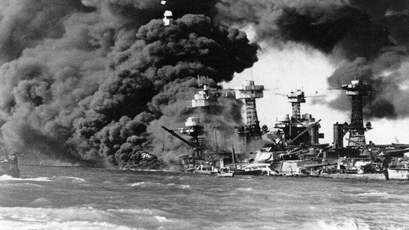 Bildunterschrift: Beim Bombenangriff auf Pearl Harbor wurden diverse US-Schlachtschiffe und Flugzeuge zerstört, jedoch keine Flugzeugträger, da diese nicht in der Flottenbasis waren. – Bild: N24 Doku