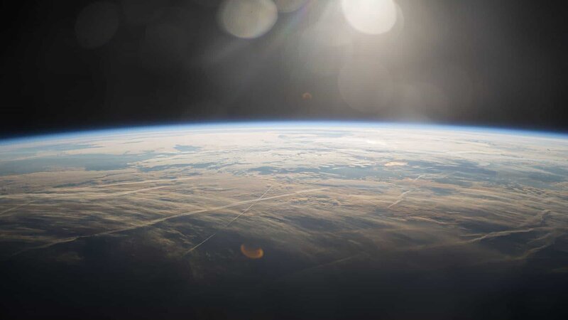 Die Eroberung des erdnahen Weltraums hatte schon immer auch eine große politische und militärische Bedeutung. Bereits mit den ersten Satelliten wurden Gegner ausspioniert und überwacht. Heute sind moderne Armeen längst auf die Daten aus dem All angewiesen. Militärische Kommunikation, Navigation, Aufklärung und Zielerfassung sind abhängig von den Satelliten im Erdorbit. – Bild: N24 Doku