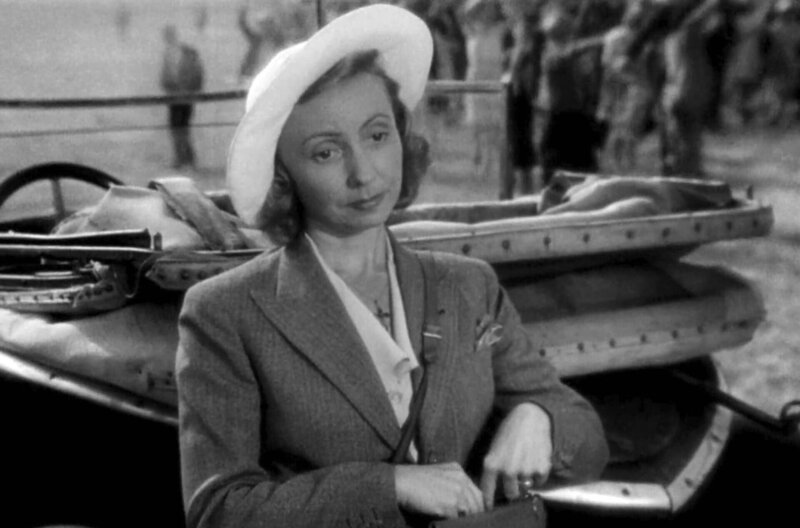 Thérèse Gauthier (Madeleine Renaud) resigniert anfangs ob der Flugbegeisterung ihres Mannes. – Bild: 1944 TF1 Droits audiovisuels /​ © 1944 TF1 Droits audiovisuels