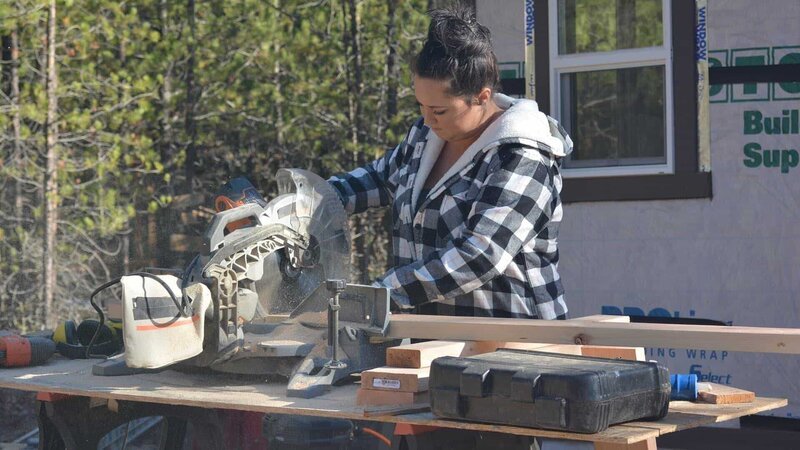 Tiny house builder Shelby Catron works on cutting lumber as she assists her husband Chad in building an off the grid tiny house for them and their three children on their stunning 20 acre property in Spirit Lake, Idaho, as seen on Tiny House, Big Living. – Bild: 2017, Scripps Networks, LLC. All Rights Reserved.