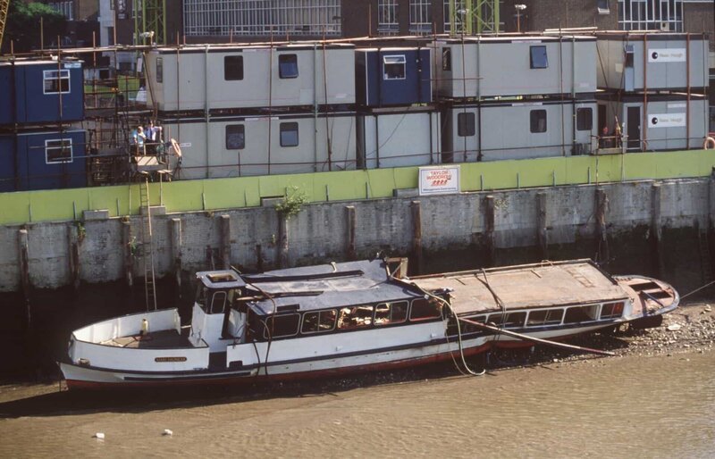 Der havarierte Lastkahn Marchioness liegt auf einer Schlammbank am Ufer der Themse. – Bild: Alistair McDonald /​ News UK Ltd /​ News UK Ltd
