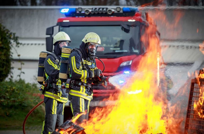Feuerwehrleute – Bild: WDR/​Lutz Leitmann