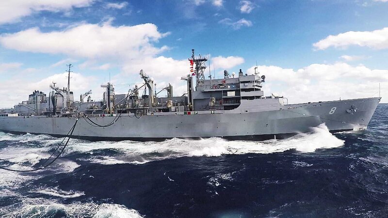 Durch die Unterstützung von Versorgungsschiffen wie diesem können militärische Einsätze auf hoher See um mehrere Wochen verlängert werden. – Bild: N24 Doku