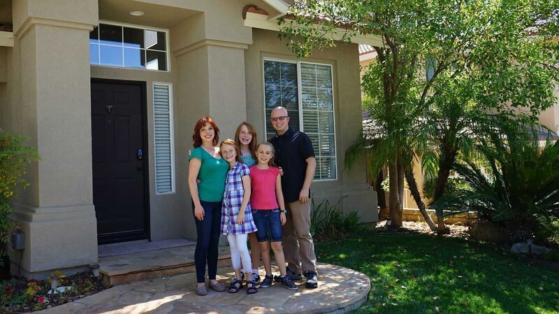 Rowles Family and Robert Akerly in front of House #3 – Bild: 2016, Scripps Networks, LLC. All Rights Reserved.