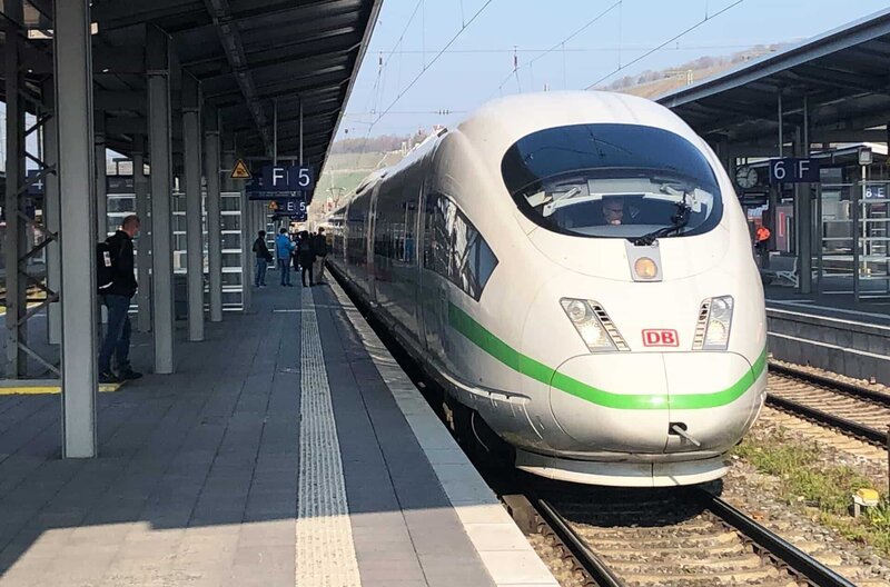 ICE 3 im Bahnhof Würzburg. – Bild: SWR/​Alexander Schweitzer