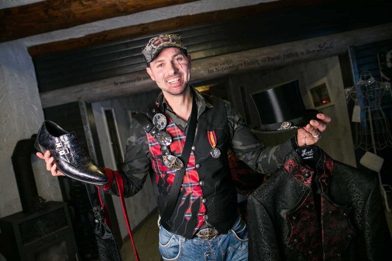Das Design stammt von der Chefin der Hauses, Lucardis Feist. Sie macht Mode, seitdem sie ein kleines Kind ist, denn ihr Ziel war es schon immer Träume zu verwirklichen. Zusammen mit ihrem Mann Markus (Foto) und ihrer Freundin Andrea leitet sie das Brautmodengeschäft. – Bild: VOX /​ Stephanie Winkler