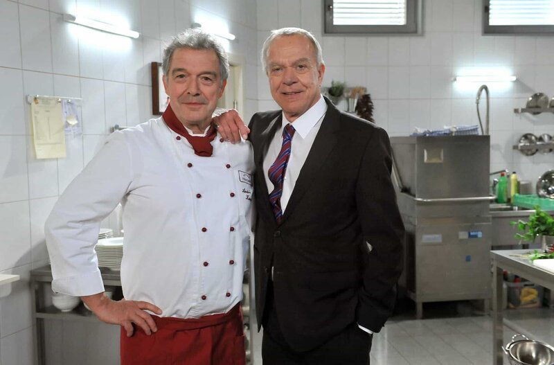 Werner Saalfeld (Dirk Galuba, r.) und sein Bruder André Konopka (Joachim Lätsch, l.) in der Küche des Hotels „Fürstenhof“. – Bild: ARD/​Christof Arnold /​ ARD-Programmdirektion