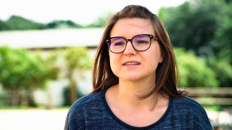(30.09.2020, 16:00 Uhr auf MDR DOK; 28.09.2020, 12:00 Uhr in der Mediathek und auf mdr-wissen.de) Alexandra Kugler, Unternehmerin und ehrenamtliche Voltegier-Lehrerin aus Leipzig. Die ehrenamtliche Arbeit mit Kindern beim Voltegieren macht die 31jährige glücklich, viermal die Woche. Verantwortung übernehmen, sich um die anderen kümmern.- ihnen aber auch soviel Verantwortung geben und auch Vertrauen, dass sie selber eben Sachen erreichen können. – Bild: MDR/SAXONIA Entertainment/Mathias Müller (30.09.2020, 16:00 Uhr auf MDR DOK; 28.09.2020, 12:00 Uhr in der Mediathek und auf mdr-wissen.de) Alexandra Kugler, Unternehmerin und ehrenamtliche Voltegier-Lehrerin aus Leipzig. Die ehrenamtliche Arbeit mit Kindern beim Voltegieren macht die 31jährige glücklich, viermal die Woche. Verantwortung übernehmen, sich um die anderen kümmern.- ihnen aber auch soviel Verantwortung geben und auch Vertrauen, dass sie selber eben Sachen erreichen können. – Bild: MDR/SAXONIA Entertainment/Mathias Müller