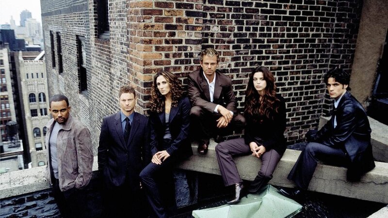 V.l.: Hill Harper (Dr. Sheldon Hawkes), Gary Sinise (Det. Mack „Mac“ Taylor), Melina Kanakaredes (Stella Bonasera), Carmine Giovinazzo (Danny Messer), Vanessa Ferlito (Aiden Burn) and Eddie Cahill (Det. Don Flack) – Bild: Timothy White/​CBS