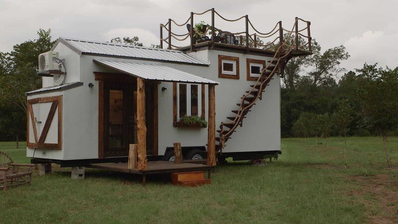 Daniel and April Phelan’s tiny house is a gorgeous, custom piece of art with a spacious rooftop deck for enjoying time outdoors with family and friends, as seen on Tiny House, Big Living. – Bild: 2017,DIY Network/​Scripps Networks, LLC. All Rights Reserved