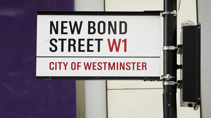 Luxus-Labels für reiche Londoner: Auf New Bond und Old Bond Street finden sich vor allem Geschäfte für den großen Geldbeutel. – Bild: phoenix/ZDF/Cineflix Luxus-Labels für reiche Londoner: Auf New Bond und Old Bond Street finden sich vor allem Geschäfte für den großen Geldbeutel. – Bild: phoenix/ZDF/Cineflix