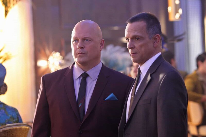 „All That Glitters“ -- When Mia’s father, a hot-headed mobster from Chicago, comes to town, Savino (Michael Chiklis, left) and Red (James Russo) worry he could get cause problems for the Savoy, on VEGAS, Tuesday, Oct. 9 (10:00–11:00 PM, ET/​PT) on the CBS Television Network. Photo: Monty Brinton/​CBS © 2012 CBS Broadcasting Inc. All Rights Reserved. – Bild: 2012 Fox International Channels Germany GmbH. Alle Rechte vorbehalten