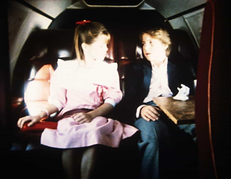 Brock (Bobby Jacobi, r.) und Karen (Emily Moultrie, l.), in der Privatmaschine ihres Vaters, freuen sich auf die Ferien mit ihm. – Bild: Worldvision Enterprises, Inc. Lizenzbild frei