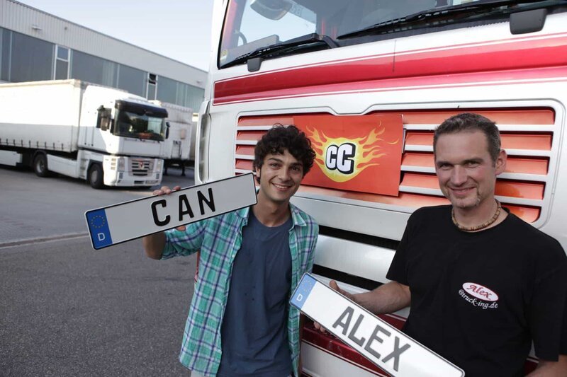 Von links: Checker Can mit LKW-Fahrer Alex. – Bild: BR/​megaherz gmbh/​Hans-Florian Hopfner /​ Hans-Florian Hopfner