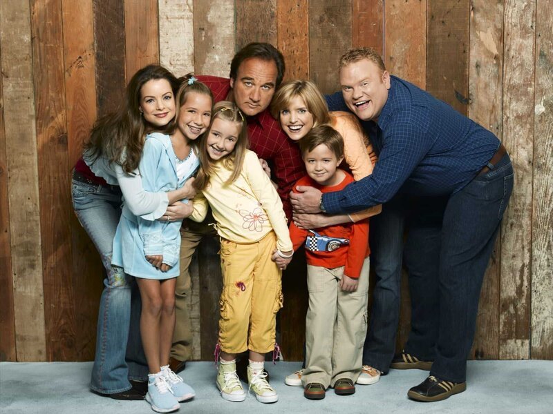(6. Staffel) – Auf (v.l.n.r.) Dana (Kimberly Williams-Paisley), Ruby (Taylor Atelian), Gracie (Billi Bruno), Jim (James Belushi), Cheryl (Courtney Thorne-Smith), Kyle (Connor Rayburn) und Andy (Larry Joe Campbell) wartet eine spannende Zeit … – Bild: Disney Channel