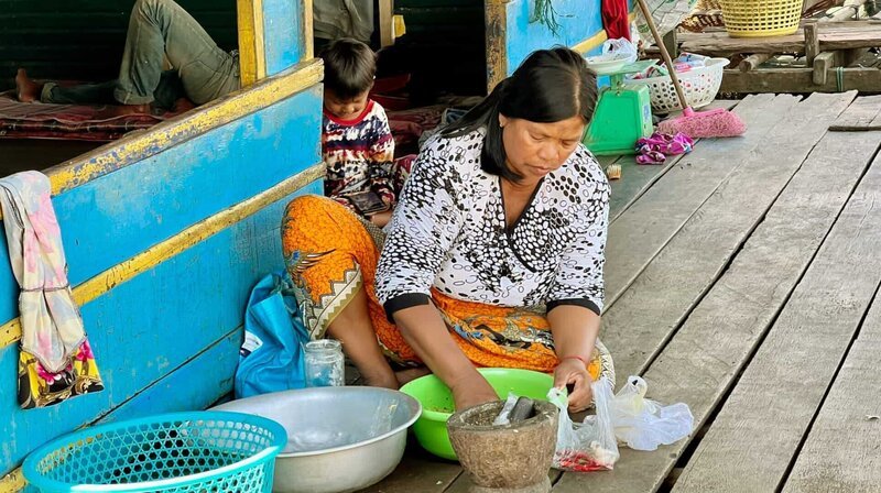 Fischpaste – die schwimmenden Dörfer auf dem Tonle Sap sind bekannt für diese Spezialität. – Bild: NDR/​Autentic Production/​Martin Schacht