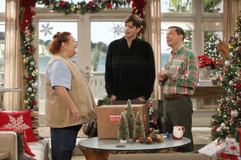Sind sich nicht immer einig: Walden (Ashton Kutcher, M.), Alan (Jon Cryer, r.) und Berta (Conchata Ferell, l.) … – Bild: Chuck Lorre Productions, Inc., The Tannenbaum Company In Association With Warner Bros. Television