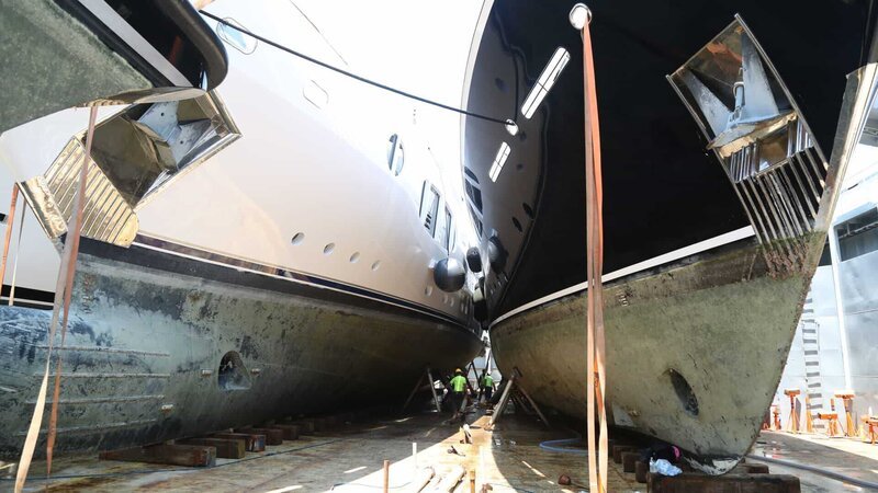 Höchste Präzision an Bord: Nach dem Ablassen des Wassers aus dem Frachtdeck sind die Yachten millimetergenau positioniert und gesichert. – Bild: N24 Doku
