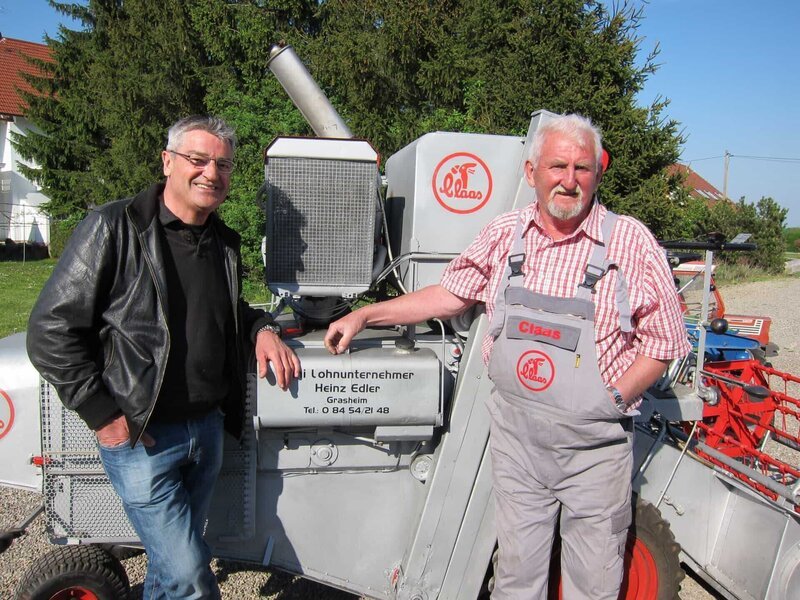 Heinz Edler (rechts) aus Karlshuld baut landwirtschaftliche Geräte im Kleinformat. – Bild: BR/​megaherz gmbh