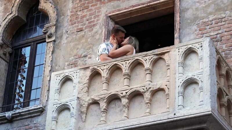 Der Balkon von Romeo und Julia in Verona ist eine Touristenattraktion. – Bild: ZDF und YEMAYA /​ 2022./​YEMAYA /​ 2022