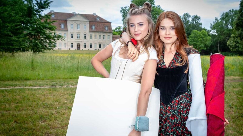 Die Schwestern Rosalie (Zoe Moore, r.) und Bianca (Jeanne Goursaud, l.) sind ein unschlagbares Team. – Bild: ZDF und Boris Laewen./​Boris Laewen
